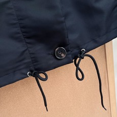 🆕Prada2026早秋尼龙抽绳短款圆领夹克,极简通勤老钱风,黑色尼龙短款抽绳夹克,经典尼龙面料搭配标志性三角金属标,利 🆕Prada2026早秋尼龙抽绳短款圆领夹克,极简通勤老钱风,黑色尼龙短款抽绳夹克,经典尼龙面料搭配标志性三角金属标,利