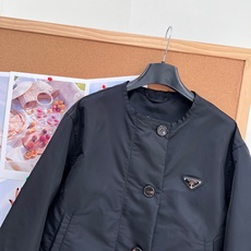 🆕Prada2026早秋尼龙抽绳短款圆领夹克,极简通勤老钱风,黑色尼龙短款抽绳夹克,经典尼龙面料搭配标志性三角金属标,利 🆕Prada2026早秋尼龙抽绳短款圆领夹克,极简通勤老钱风,黑色尼龙短款抽绳夹克,经典尼龙面料搭配标志性三角金属标,利