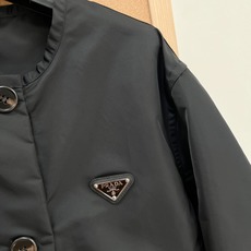 🆕Prada2026早秋尼龙抽绳短款圆领夹克,极简通勤老钱风,黑色尼龙短款抽绳夹克,经典尼龙面料搭配标志性三角金属标,利 🆕Prada2026早秋尼龙抽绳短款圆领夹克,极简通勤老钱风,黑色尼龙短款抽绳夹克,经典尼龙面料搭配标志性三角金属标,利