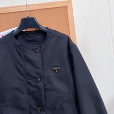 🆕Prada2026早秋尼龙抽绳短款圆领夹克,极简通勤老钱风,黑色尼龙短款抽绳夹克,经典尼龙面料搭配标志性三角金属标,利 🆕Prada2026早秋尼龙抽绳短款圆领夹克,极简通勤老钱风,黑色尼龙短款抽绳夹克,经典尼龙面料搭配标志性三角金属标,利