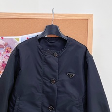 🆕Prada2026早秋尼龙抽绳短款圆领夹克,极简通勤老钱风,黑色尼龙短款抽绳夹克,经典尼龙面料搭配标志性三角金属标,利 🆕Prada2026早秋尼龙抽绳短款圆领夹克,极简通勤老钱风,黑色尼龙短款抽绳夹克,经典尼龙面料搭配标志性三角金属标,利
