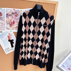 🆕MiuMiu复古菱格立领拉链针织开衫,美式复古学院千金,26早秋美拉德氛围感天花板!经典撞色菱格拼接纯色袖,半高立领全 🆕MiuMiu复古菱格立领拉链针织开衫,美式复古学院千金,26早秋美拉德氛围感天花板!经典撞色菱格拼接纯色袖,半高立领全