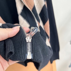 🆕MiuMiu复古菱格立领拉链针织开衫,美式复古学院千金,26早秋美拉德氛围感天花板!经典撞色菱格拼接纯色袖,半高立领全 🆕MiuMiu复古菱格立领拉链针织开衫,美式复古学院千金,26早秋美拉德氛围感天花板!经典撞色菱格拼接纯色袖,半高立领全