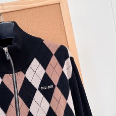 🆕MiuMiu复古菱格立领拉链针织开衫,美式复古学院千金,26早秋美拉德氛围感天花板!经典撞色菱格拼接纯色袖,半高立领全 🆕MiuMiu复古菱格立领拉链针织开衫,美式复古学院千金,26早秋美拉德氛围感天花板!经典撞色菱格拼接纯色袖,半高立领全