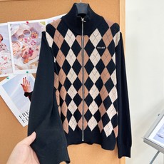 🆕MiuMiu复古菱格立领拉链针织开衫,美式复古学院千金,26早秋美拉德氛围感天花板!经典撞色菱格拼接纯色袖,半高立领全 🆕MiuMiu复古菱格立领拉链针织开衫,美式复古学院千金,26早秋美拉德氛围感天花板!经典撞色菱格拼接纯色袖,半高立领全