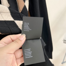 🆕MiuMiu复古菱格立领拉链针织开衫,美式复古学院千金,26早秋美拉德氛围感天花板!经典撞色菱格拼接纯色袖,半高立领全 🆕MiuMiu复古菱格立领拉链针织开衫,美式复古学院千金,26早秋美拉德氛围感天花板!经典撞色菱格拼接纯色袖,半高立领全