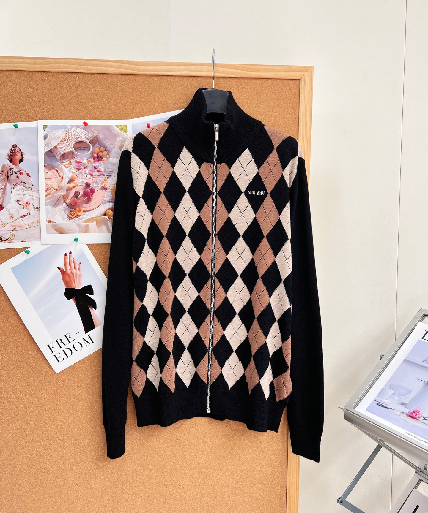 🆕MiuMiu复古菱格立领拉链针织开衫，美式复古学院千金，26早秋美拉德氛围感天花板！经典撞色菱格拼接纯色袖，半高立领全