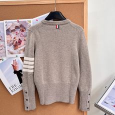 🆕Thom Browne秋冬可拆卸🎀蝴蝶结圆领羊毛针织衫✨学院少女氛围感天花板 专柜火爆款,顶级版本完整还原专柜细节! 🆕Thom Browne秋冬可拆卸🎀蝴蝶结圆领羊毛针织衫✨学院少女氛围感天花板 专柜火爆款,顶级版本完整还原专柜细节!