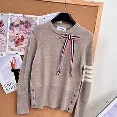 🆕Thom Browne秋冬可拆卸🎀蝴蝶结圆领羊毛针织衫✨学院少女氛围感天花板 专柜火爆款,顶级版本完整还原专柜细节! 🆕Thom Browne秋冬可拆卸🎀蝴蝶结圆领羊毛针织衫✨学院少女氛围感天花板 专柜火爆款,顶级版本完整还原专柜细节!