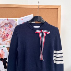 🆕Thom Browne秋冬可拆卸🎀蝴蝶结圆领羊毛针织衫✨学院少女氛围感天花板 专柜火爆款,顶级版本完整还原专柜细节! 🆕Thom Browne秋冬可拆卸🎀蝴蝶结圆领羊毛针织衫✨学院少女氛围感天花板 专柜火爆款,顶级版本完整还原专柜细节!