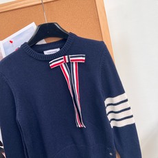 🆕Thom Browne秋冬可拆卸🎀蝴蝶结圆领羊毛针织衫✨学院少女氛围感天花板 专柜火爆款,顶级版本完整还原专柜细节! 🆕Thom Browne秋冬可拆卸🎀蝴蝶结圆领羊毛针织衫✨学院少女氛围感天花板 专柜火爆款,顶级版本完整还原专柜细节!