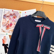 🆕Thom Browne秋冬可拆卸🎀蝴蝶结圆领羊毛针织衫✨学院少女氛围感天花板 专柜火爆款,顶级版本完整还原专柜细节! 🆕Thom Browne秋冬可拆卸🎀蝴蝶结圆领羊毛针织衫✨学院少女氛围感天花板 专柜火爆款,顶级版本完整还原专柜细节!