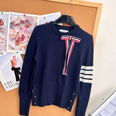 🆕Thom Browne秋冬可拆卸🎀蝴蝶结圆领羊毛针织衫✨学院少女氛围感天花板 专柜火爆款,顶级版本完整还原专柜细节! 🆕Thom Browne秋冬可拆卸🎀蝴蝶结圆领羊毛针织衫✨学院少女氛围感天花板 专柜火爆款,顶级版本完整还原专柜细节!