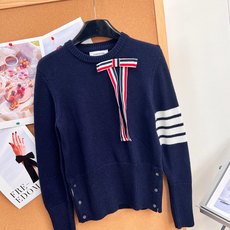 🆕Thom Browne秋冬可拆卸🎀蝴蝶结圆领羊毛针织衫✨学院少女氛围感天花板 专柜火爆款,顶级版本完整还原专柜细节! 🆕Thom Browne秋冬可拆卸🎀蝴蝶结圆领羊毛针织衫✨学院少女氛围感天花板 专柜火爆款,顶级版本完整还原专柜细节!