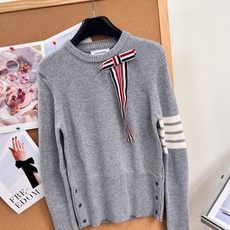 🆕Thom Browne秋冬可拆卸🎀蝴蝶结圆领羊毛针织衫✨学院少女氛围感天花板 专柜火爆款,顶级版本完整还原专柜细节! 🆕Thom Browne秋冬可拆卸🎀蝴蝶结圆领羊毛针织衫✨学院少女氛围感天花板 专柜火爆款,顶级版本完整还原专柜细节!