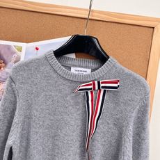 🆕Thom Browne秋冬可拆卸🎀蝴蝶结圆领羊毛针织衫✨学院少女氛围感天花板 专柜火爆款,顶级版本完整还原专柜细节! 🆕Thom Browne秋冬可拆卸🎀蝴蝶结圆领羊毛针织衫✨学院少女氛围感天花板 专柜火爆款,顶级版本完整还原专柜细节!