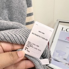 🆕Thom Browne早秋新款V领四道杠羊毛开衫✨经典常青学院款 最新高端版本出货!完整还原专柜细节,4码齐全,现货秒 🆕Thom Browne早秋新款V领四道杠羊毛开衫✨经典常青学院款 最新高端版本出货!完整还原专柜细节,4码齐全,现货秒