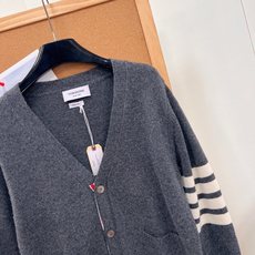 🆕Thom Browne早秋新款V领四道杠羊毛开衫✨经典常青学院款 最新高端版本出货!完整还原专柜细节,4码齐全,现货秒 🆕Thom Browne早秋新款V领四道杠羊毛开衫✨经典常青学院款 最新高端版本出货!完整还原专柜细节,4码齐全,现货秒