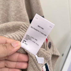🆕Thom Browne早秋新款V领四道杠羊毛开衫,永不过时学院常青款最新高端版本大货已出货!对标专柜细节,甄选100% 🆕Thom Browne早秋新款V领四道杠羊毛开衫,永不过时学院常青款最新高端版本大货已出货!对标专柜细节,甄选100%