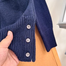 🆕Thom Browne早秋新款V领四道杠羊毛开衫,永不过时学院常青款最新高端版本大货已出货!对标专柜细节,甄选100% 🆕Thom Browne早秋新款V领四道杠羊毛开衫,永不过时学院常青款最新高端版本大货已出货!对标专柜细节,甄选100%