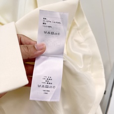 🆕DIOR26SS秋冬双排扣短西装✨法式贵气通勤战袍,高定感短款西装!面料是77%羊毛+23%桑蚕丝,混纺材质兼顾挺括度 🆕DIOR26SS秋冬双排扣短西装✨法式贵气通勤战袍,高定感短款西装!面料是77%羊毛+23%桑蚕丝,混纺材质兼顾挺括度