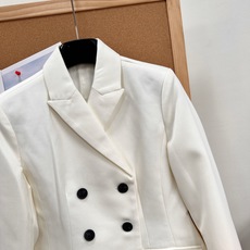 🆕DIOR26SS秋冬双排扣短西装✨法式贵气通勤战袍,高定感短款西装!面料是77%羊毛+23%桑蚕丝,混纺材质兼顾挺括度 🆕DIOR26SS秋冬双排扣短西装✨法式贵气通勤战袍,高定感短款西装!面料是77%羊毛+23%桑蚕丝,混纺材质兼顾挺括度