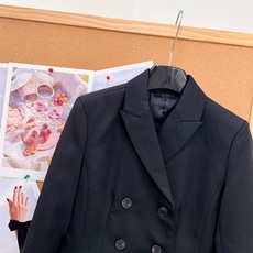 🆕DIOR26SS秋冬双排扣短西装✨法式贵气通勤战袍,高定感短款西装!面料是77%羊毛+23%桑蚕丝,混纺材质兼顾挺括度 🆕DIOR26SS秋冬双排扣短西装✨法式贵气通勤战袍,高定感短款西装!面料是77%羊毛+23%桑蚕丝,混纺材质兼顾挺括度