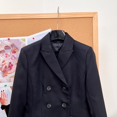 🆕DIOR26SS秋冬双排扣短西装✨法式贵气通勤战袍,高定感短款西装!面料是77%羊毛+23%桑蚕丝,混纺材质兼顾挺括度 🆕DIOR26SS秋冬双排扣短西装✨法式贵气通勤战袍,高定感短款西装!面料是77%羊毛+23%桑蚕丝,混纺材质兼顾挺括度