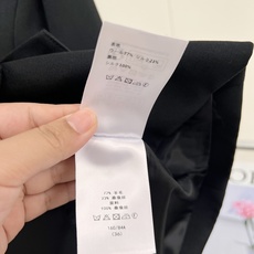 🆕DIOR26SS秋冬双排扣短西装✨法式贵气通勤战袍,高定感短款西装!面料是77%羊毛+23%桑蚕丝,混纺材质兼顾挺括度 🆕DIOR26SS秋冬双排扣短西装✨法式贵气通勤战袍,高定感短款西装!面料是77%羊毛+23%桑蚕丝,混纺材质兼顾挺括度