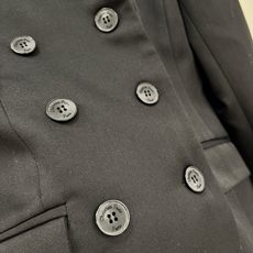 🆕DIOR26SS秋冬双排扣短西装✨法式贵气通勤战袍,高定感短款西装!面料是77%羊毛+23%桑蚕丝,混纺材质兼顾挺括度 🆕DIOR26SS秋冬双排扣短西装✨法式贵气通勤战袍,高定感短款西装!面料是77%羊毛+23%桑蚕丝,混纺材质兼顾挺括度