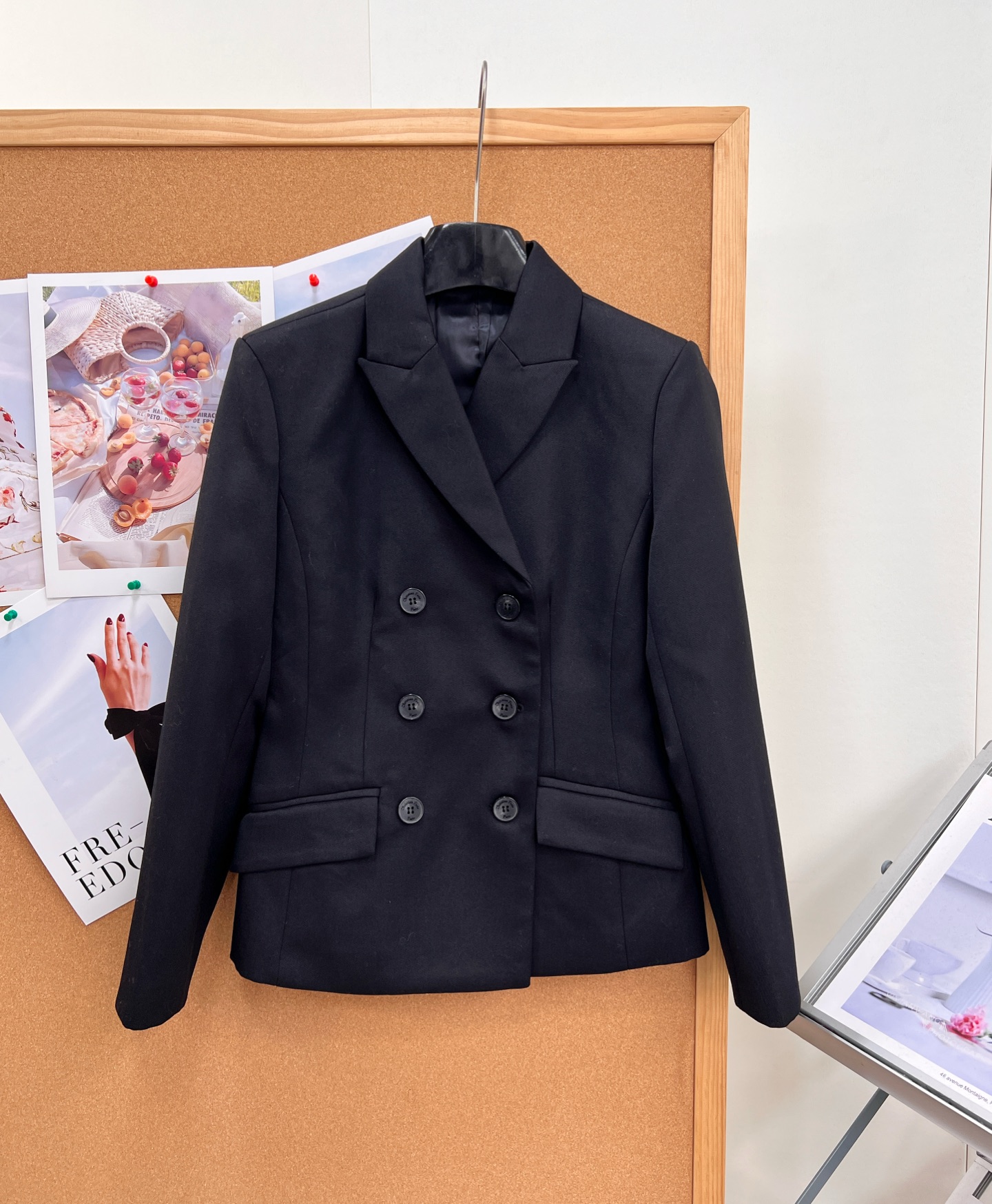 🆕DIOR26SS秋冬双排扣短西装✨法式贵气通勤战袍，高定感短款西装！面料是77%羊毛+23%桑蚕丝，混纺材质兼顾挺括度