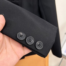 🆕DIOR26SS秋冬双排扣短西装✨法式贵气通勤战袍,高定感短款西装!面料是77%羊毛+23%桑蚕丝,混纺材质兼顾挺括度 🆕DIOR26SS秋冬双排扣短西装✨法式贵气通勤战袍,高定感短款西装!面料是77%羊毛+23%桑蚕丝,混纺材质兼顾挺括度