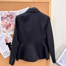 🆕DIOR26SS秋冬双排扣短西装✨法式贵气通勤战袍,高定感短款西装!面料是77%羊毛+23%桑蚕丝,混纺材质兼顾挺括度 🆕DIOR26SS秋冬双排扣短西装✨法式贵气通勤战袍,高定感短款西装!面料是77%羊毛+23%桑蚕丝,混纺材质兼顾挺括度