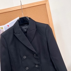 🆕DIOR26SS秋冬双排扣短西装✨法式贵气通勤战袍,高定感短款西装!面料是77%羊毛+23%桑蚕丝,混纺材质兼顾挺括度 🆕DIOR26SS秋冬双排扣短西装✨法式贵气通勤战袍,高定感短款西装!面料是77%羊毛+23%桑蚕丝,混纺材质兼顾挺括度