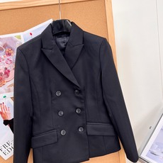 🆕DIOR26SS秋冬双排扣短西装✨法式贵气通勤战袍,高定感短款西装!面料是77%羊毛+23%桑蚕丝,混纺材质兼顾挺括度 🆕DIOR26SS秋冬双排扣短西装✨法式贵气通勤战袍,高定感短款西装!面料是77%羊毛+23%桑蚕丝,混纺材质兼顾挺括度