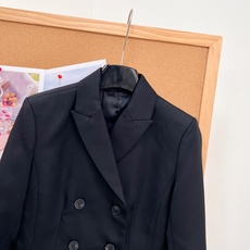 🆕DIOR26SS秋冬双排扣短西装✨法式贵气通勤战袍,高定感短款西装!面料是77%羊毛+23%桑蚕丝,混纺材质兼顾挺括度 🆕DIOR26SS秋冬双排扣短西装✨法式贵气通勤战袍,高定感短款西装!面料是77%羊毛+23%桑蚕丝,混纺材质兼顾挺括度
