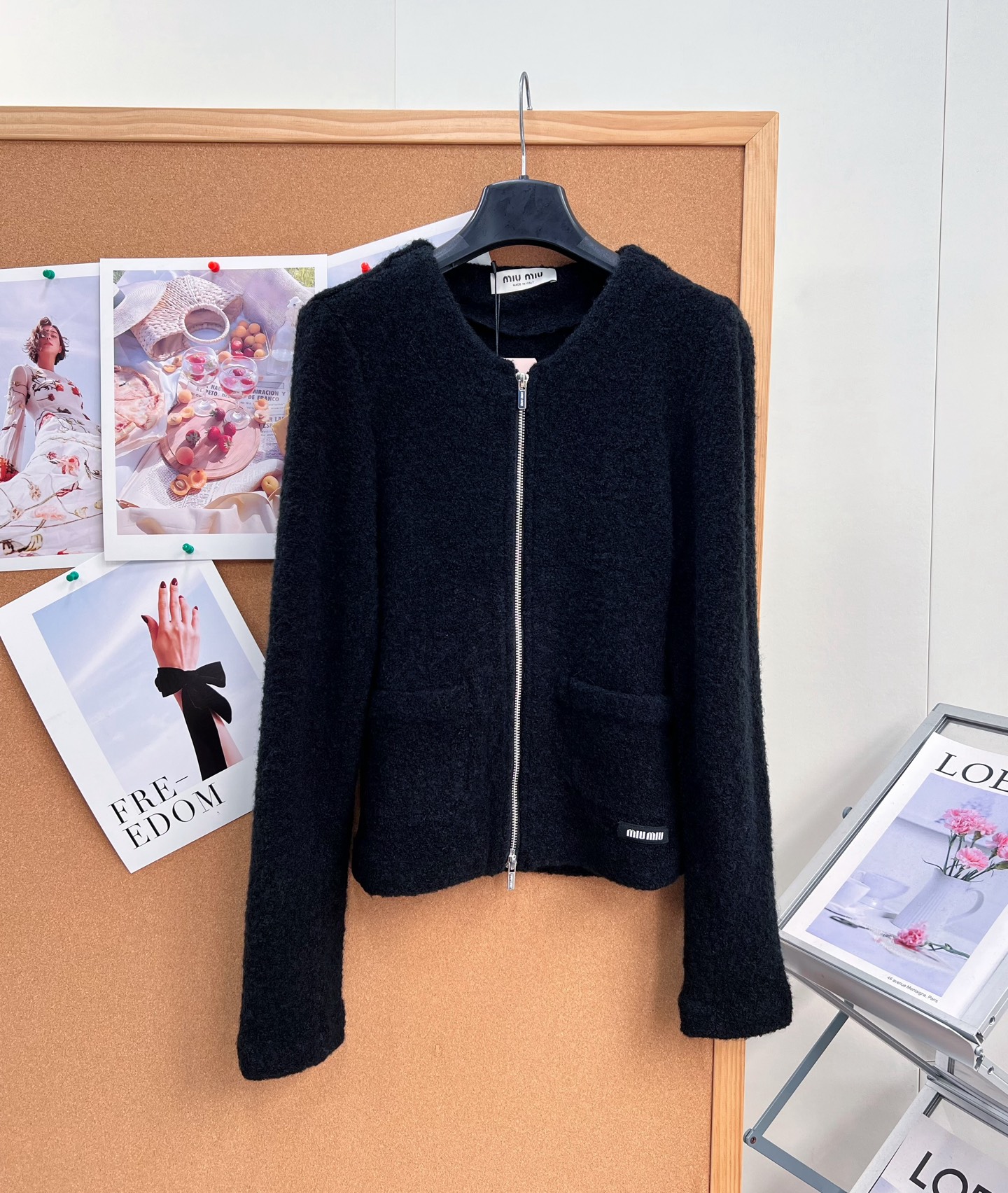 🆕Miu Miu26早秋圆领拉链针织开衫✨软糯千金氛围感，软糯圈圈纱针织面料，蓬松毛茸茸肌理，触感温柔，上身轻盈。 简约
