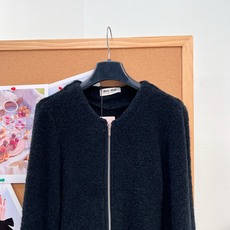 🆕Miu Miu26早秋圆领拉链针织开衫✨软糯千金氛围感,软糯圈圈纱针织面料,蓬松毛茸茸肌理,触感温柔,上身轻盈。 简约 🆕Miu Miu26早秋圆领拉链针织开衫✨软糯千金氛围感,软糯圈圈纱针织面料,蓬松毛茸茸肌理,触感温柔,上身轻盈。 简约