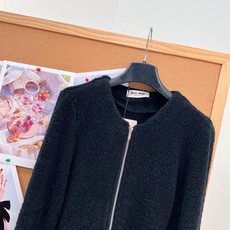🆕Miu Miu26早秋圆领拉链针织开衫✨软糯千金氛围感,软糯圈圈纱针织面料,蓬松毛茸茸肌理,触感温柔,上身轻盈。 简约 🆕Miu Miu26早秋圆领拉链针织开衫✨软糯千金氛围感,软糯圈圈纱针织面料,蓬松毛茸茸肌理,触感温柔,上身轻盈。 简约