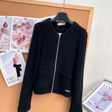 🆕Miu Miu26早秋圆领拉链针织开衫✨软糯千金氛围感,软糯圈圈纱针织面料,蓬松毛茸茸肌理,触感温柔,上身轻盈。 简约 🆕Miu Miu26早秋圆领拉链针织开衫✨软糯千金氛围感,软糯圈圈纱针织面料,蓬松毛茸茸肌理,触感温柔,上身轻盈。 简约