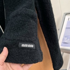 🆕Miu Miu26早秋圆领拉链针织开衫✨软糯千金氛围感,软糯圈圈纱针织面料,蓬松毛茸茸肌理,触感温柔,上身轻盈。 简约 🆕Miu Miu26早秋圆领拉链针织开衫✨软糯千金氛围感,软糯圈圈纱针织面料,蓬松毛茸茸肌理,触感温柔,上身轻盈。 简约