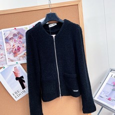 🆕Miu Miu26早秋圆领拉链针织开衫✨软糯千金氛围感,软糯圈圈纱针织面料,蓬松毛茸茸肌理,触感温柔,上身轻盈。 简约 🆕Miu Miu26早秋圆领拉链针织开衫✨软糯千金氛围感,软糯圈圈纱针织面料,蓬松毛茸茸肌理,触感温柔,上身轻盈。 简约