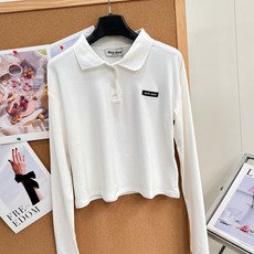🆕Miu Miu奶白短款Polo长袖T恤,温柔减龄学院感天花板 奶fufu干净奶白调,一眼沦陷的简约氛围感上衣! 甄选微 🆕Miu Miu奶白短款Polo长袖T恤,温柔减龄学院感天花板 奶fufu干净奶白调,一眼沦陷的简约氛围感上衣! 甄选微
