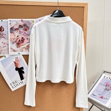🆕Miu Miu奶白短款Polo长袖T恤,温柔减龄学院感天花板 奶fufu干净奶白调,一眼沦陷的简约氛围感上衣! 甄选微 🆕Miu Miu奶白短款Polo长袖T恤,温柔减龄学院感天花板 奶fufu干净奶白调,一眼沦陷的简约氛围感上衣! 甄选微