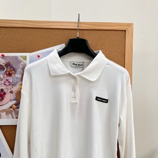 🆕Miu Miu奶白短款Polo长袖T恤,温柔减龄学院感天花板 奶fufu干净奶白调,一眼沦陷的简约氛围感上衣! 甄选微 🆕Miu Miu奶白短款Polo长袖T恤,温柔减龄学院感天花板 奶fufu干净奶白调,一眼沦陷的简约氛围感上衣! 甄选微