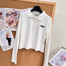 🆕Miu Miu奶白短款Polo长袖T恤,温柔减龄学院感天花板 奶fufu干净奶白调,一眼沦陷的简约氛围感上衣! 甄选微 🆕Miu Miu奶白短款Polo长袖T恤,温柔减龄学院感天花板 奶fufu干净奶白调,一眼沦陷的简约氛围感上衣! 甄选微