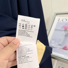 🆕Miu Miu藏蓝拼黄假两件亨利领长袖,复古学院松弛感 超有氛围感的假两件亨利长袖!藏蓝主体拼接奶黄色撞色包边,领口、 🆕Miu Miu藏蓝拼黄假两件亨利领长袖,复古学院松弛感 超有氛围感的假两件亨利长袖!藏蓝主体拼接奶黄色撞色包边,领口、