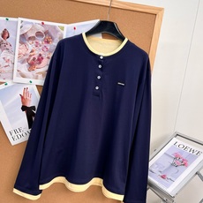 🆕Miu Miu藏蓝拼黄假两件亨利领长袖,复古学院松弛感 超有氛围感的假两件亨利长袖!藏蓝主体拼接奶黄色撞色包边,领口、 🆕Miu Miu藏蓝拼黄假两件亨利领长袖,复古学院松弛感 超有氛围感的假两件亨利长袖!藏蓝主体拼接奶黄色撞色包边,领口、