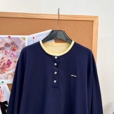 🆕Miu Miu藏蓝拼黄假两件亨利领长袖,复古学院松弛感 超有氛围感的假两件亨利长袖!藏蓝主体拼接奶黄色撞色包边,领口、 🆕Miu Miu藏蓝拼黄假两件亨利领长袖,复古学院松弛感 超有氛围感的假两件亨利长袖!藏蓝主体拼接奶黄色撞色包边,领口、