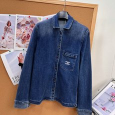 🆕Celine渐变牛仔衬衫外套,松弛复古老钱风单品 复古水洗渐变牛仔蓝,做旧晕染色调氛围感拉满✨ 经典翻领衬衫版型,单排 🆕Celine渐变牛仔衬衫外套,松弛复古老钱风单品 复古水洗渐变牛仔蓝,做旧晕染色调氛围感拉满✨ 经典翻领衬衫版型,单排